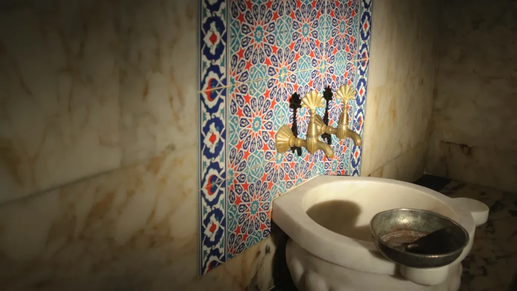 Lüks Türk hamamı – Mermer kubbeli otantik bir hamamda geleneksel Osmanlı hamam ritüeli.